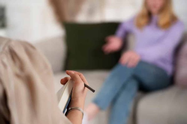 terapia de adultos en vitoria terapia de adultos en vitoria chica-joven-vista-lateral-hablando-terapeuta